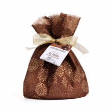 Carica l'immagine nel visualizzatore di Gallery, Pandoro al cacao e gocce di cioccolato - 750 g